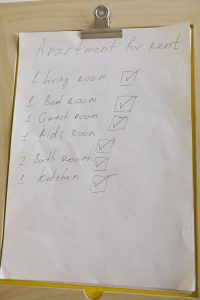 Liste de vérification simple pour une location mettant en avant les pièces et les équipements d'un appartement