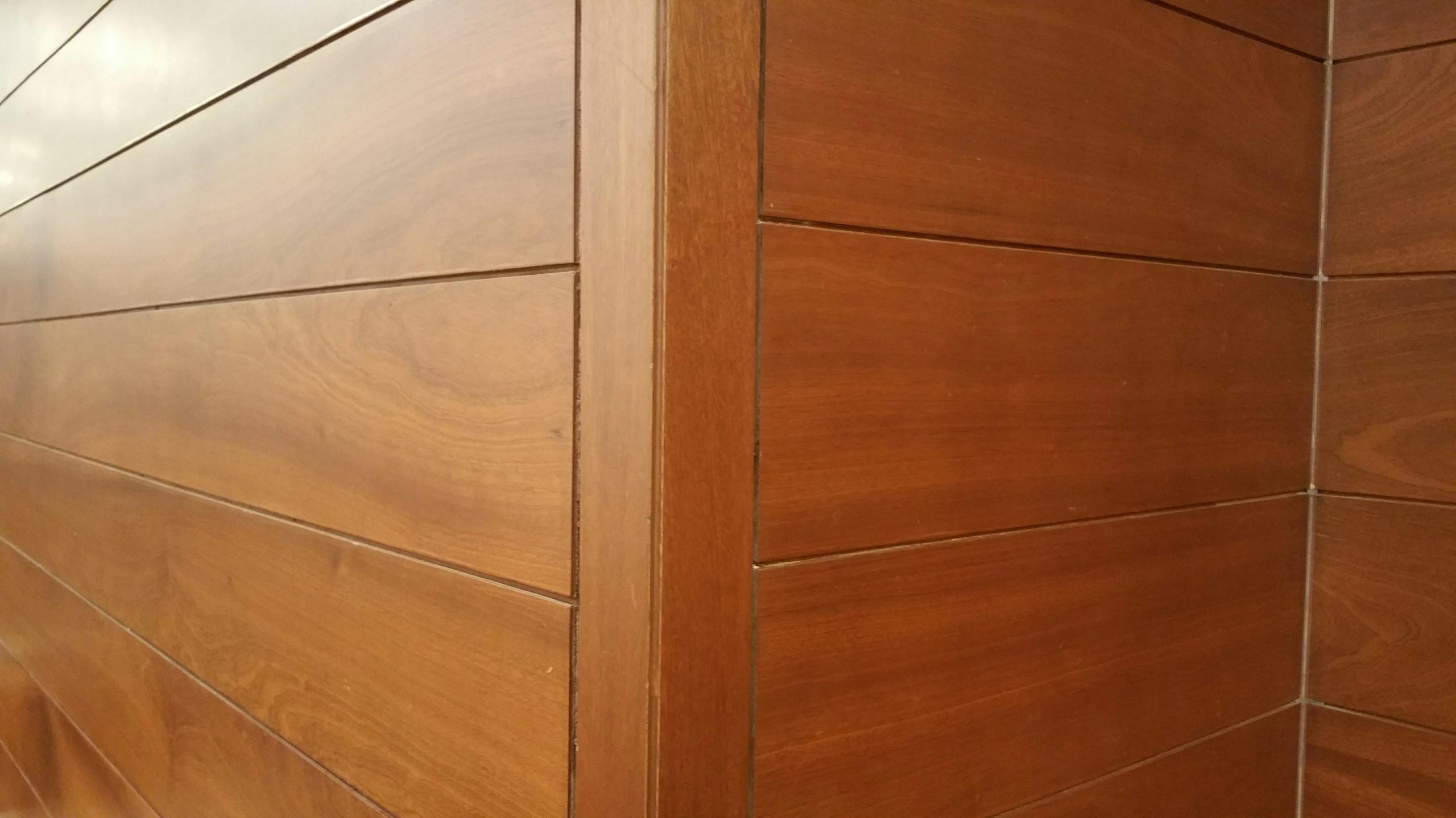 Gros plan de panneaux muraux en bois moderne mettant en valeur des lignes épurées et la texture.