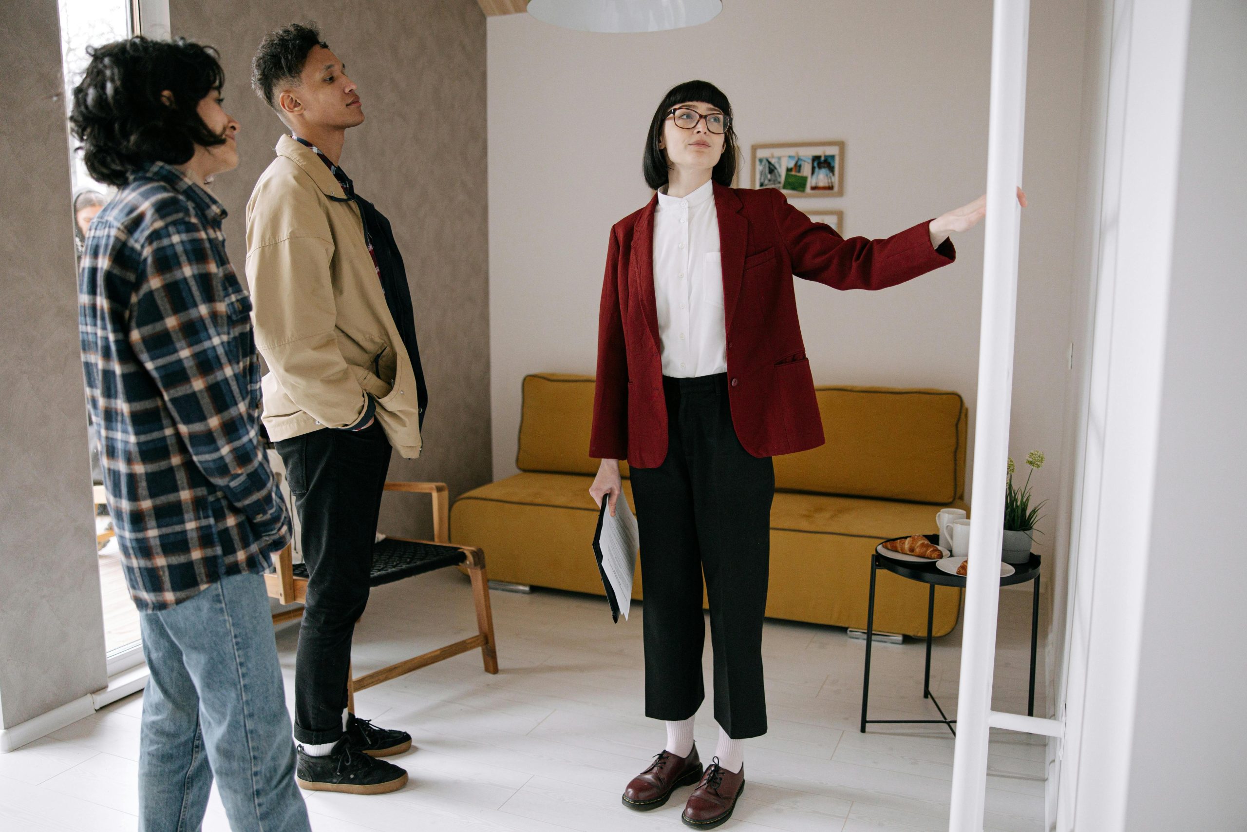 Realtor guidant des acheteurs potentiels lors de la visite d'un appartement élégant.